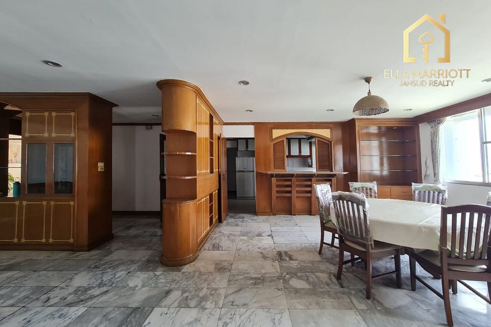 Spacious 251 sqm High-Floor Condo in Prime Phrom Phong Location, 14 Mins Walk to BTS 3