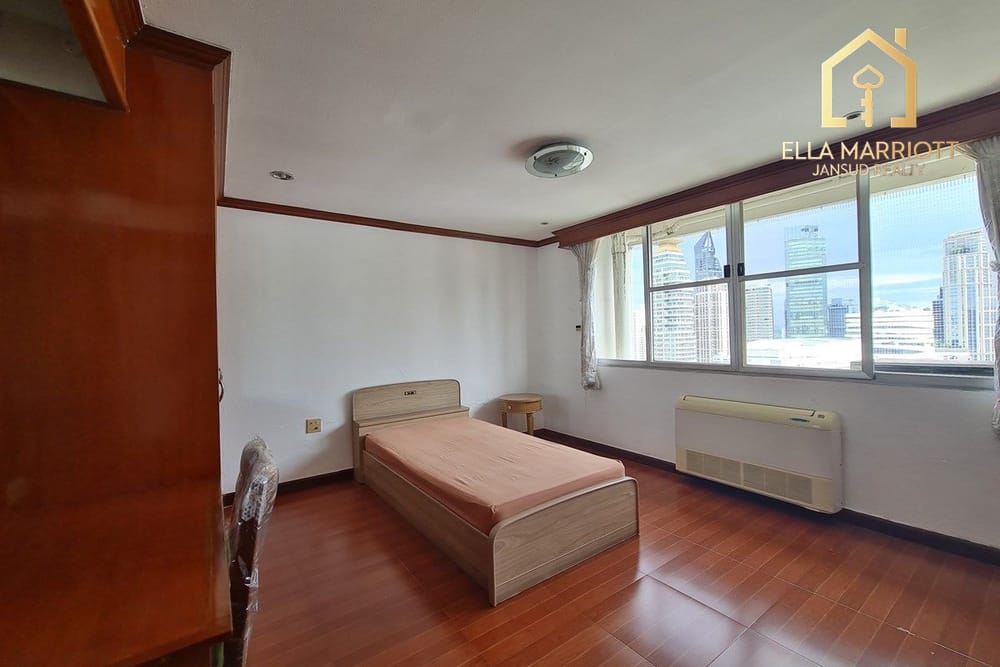 Spacious 251 sqm High-Floor Condo in Prime Phrom Phong Location, 14 Mins Walk to BTS 5