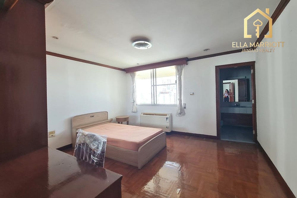 Spacious 251 sqm High-Floor Condo in Prime Phrom Phong Location, 14 Mins Walk to BTS 6