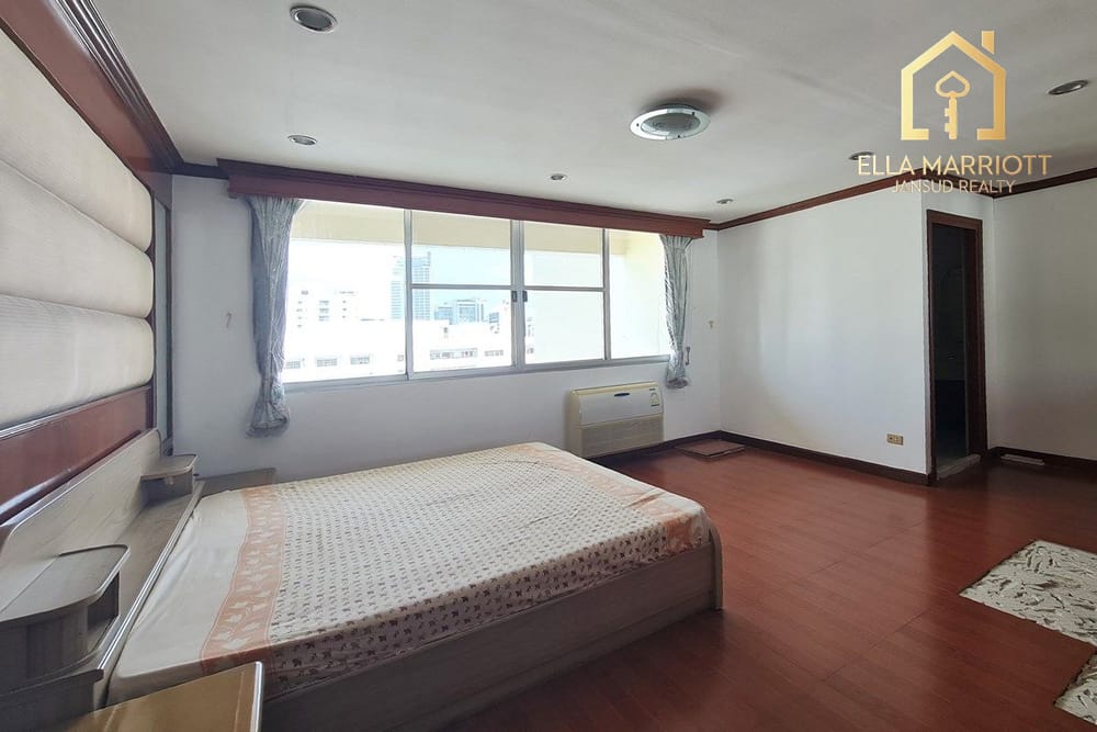 Spacious 251 sqm High-Floor Condo in Prime Phrom Phong Location, 14 Mins Walk to BTS 7