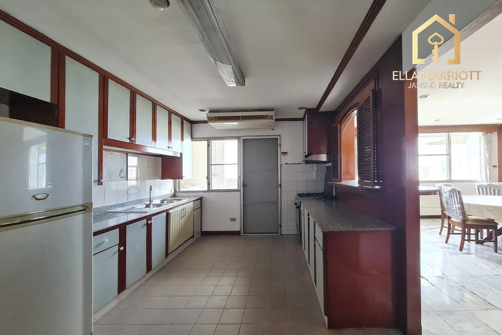 Spacious 251 sqm High-Floor Condo in Prime Phrom Phong Location, 14 Mins Walk to BTS 8