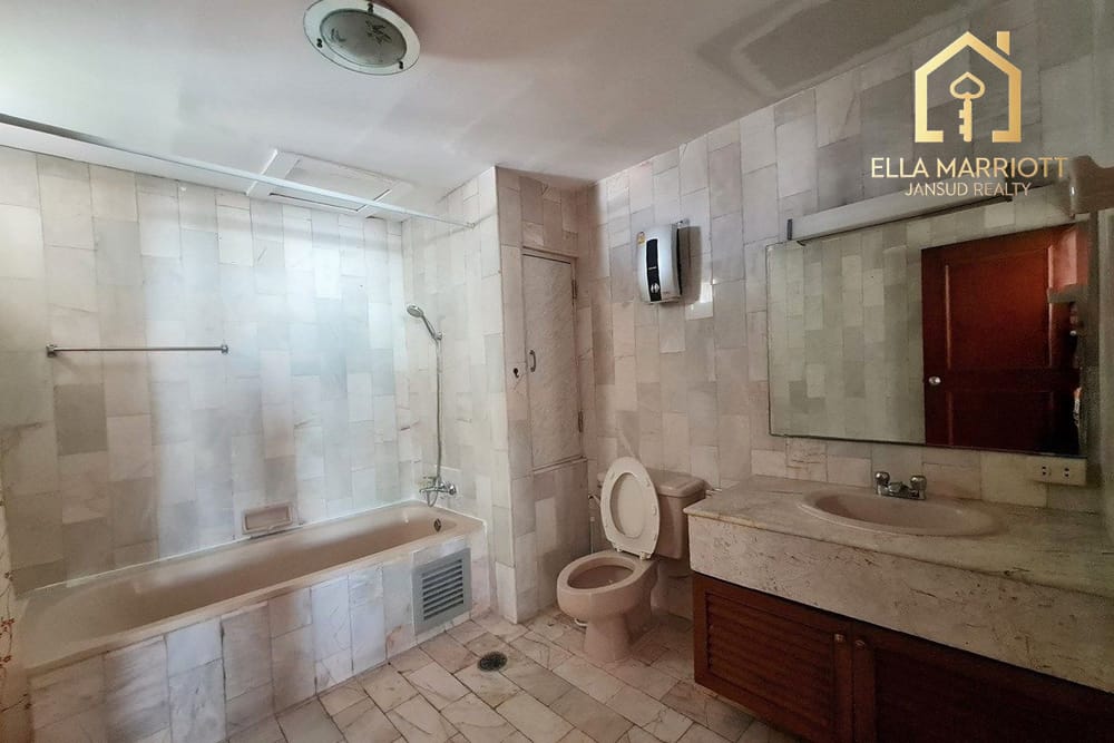 Spacious 251 sqm High-Floor Condo in Prime Phrom Phong Location, 14 Mins Walk to BTS 9
