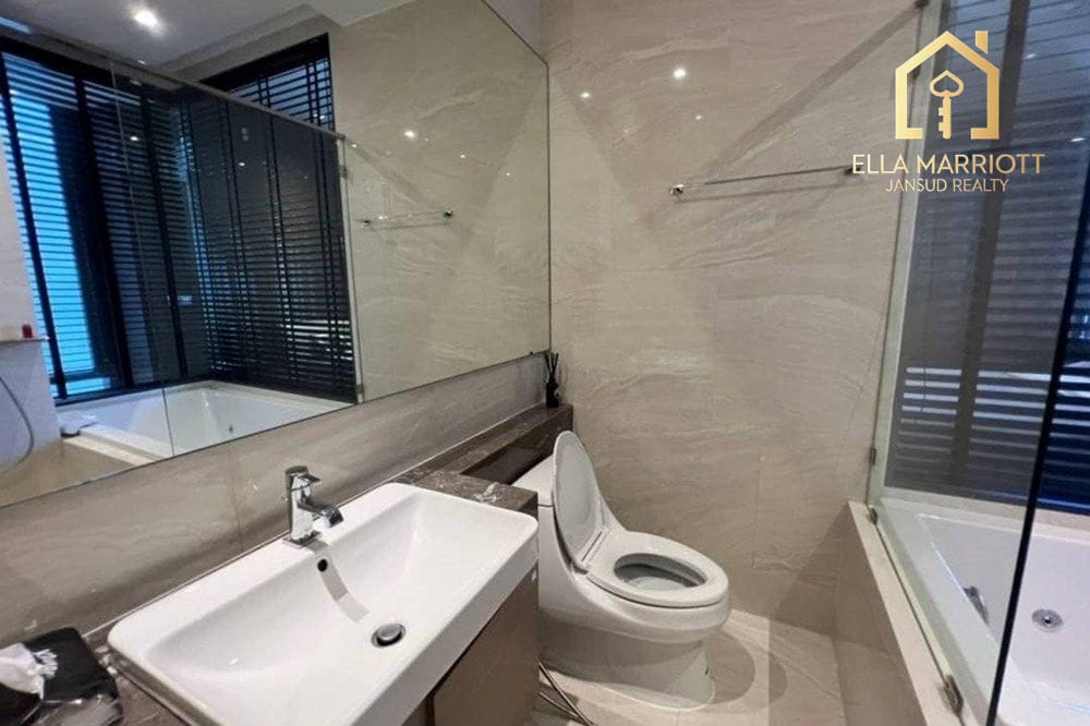 Luxury 1BR Condo for Rent at Ashton Silom - 46sqm, 8 Mins Walk to BTS Chong Nonsi 9