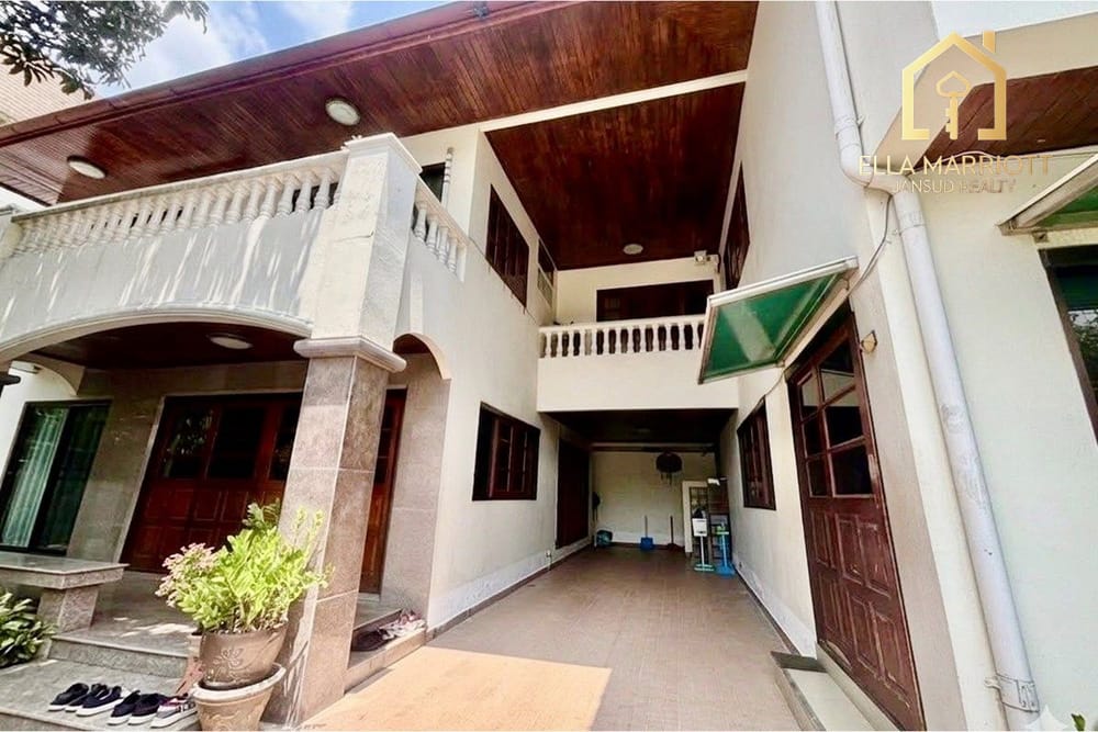 Luxury 4-Bedroom Detached Home for Sale in Vibrant Bangkok 2