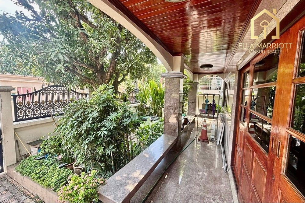 Luxury 4-Bedroom Detached Home for Sale in Vibrant Bangkok 3