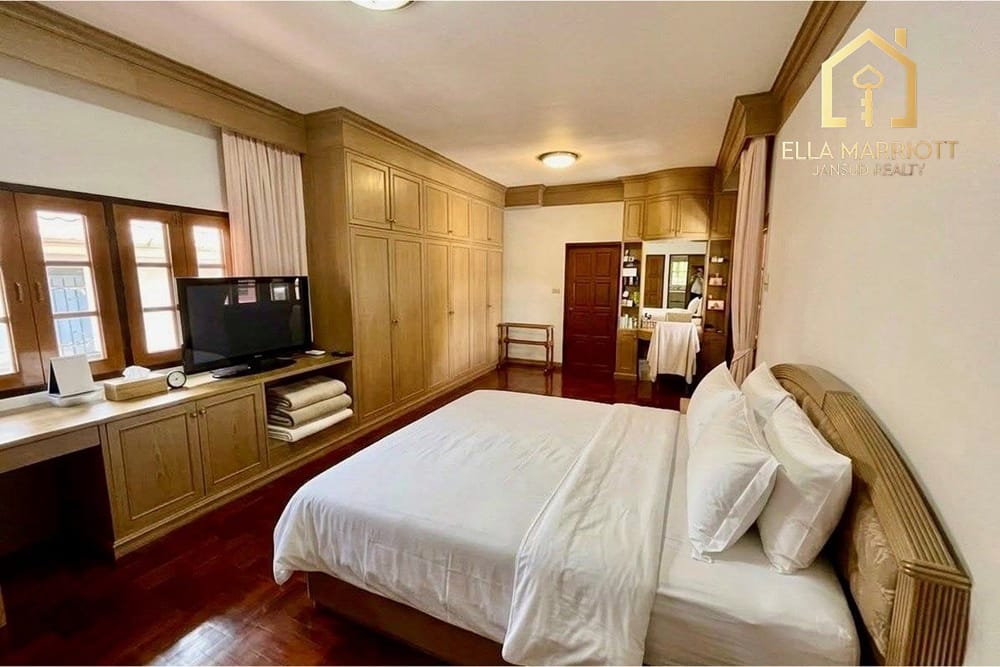 Luxury 4-Bedroom Detached Home for Sale in Vibrant Bangkok 5