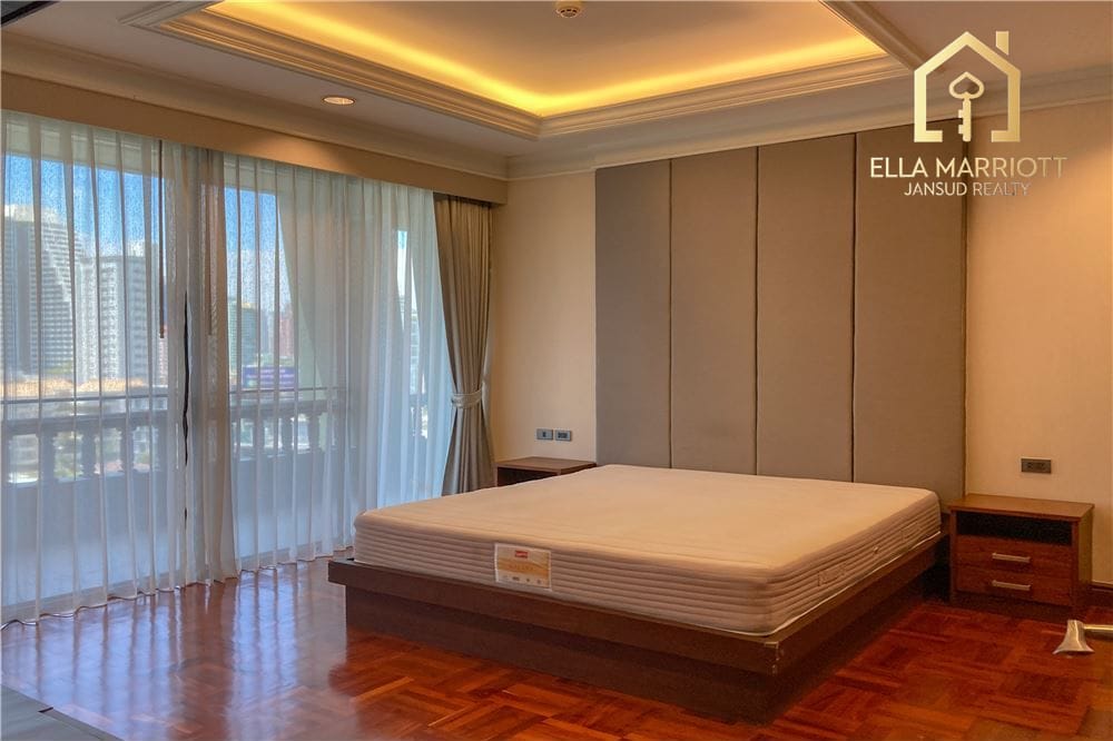 4 bed 4 baht for rent duplex style BTS Ploenchit 11