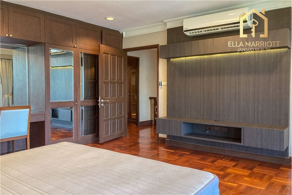 4 bed 4 baht for rent duplex style BTS Ploenchit 13