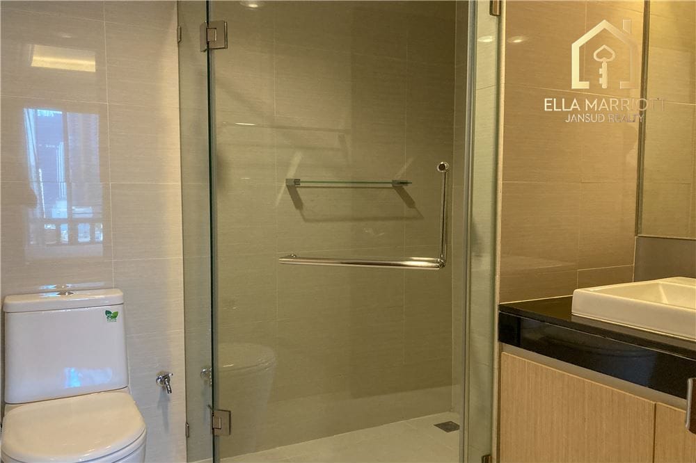 4 bed 4 baht for rent duplex style BTS Ploenchit 15