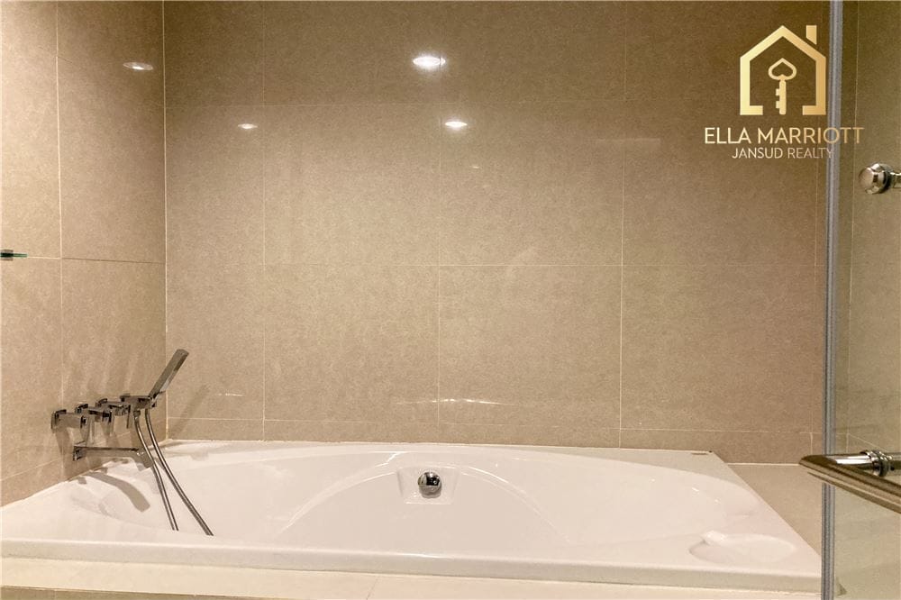 4 bed 4 baht for rent duplex style BTS Ploenchit 22