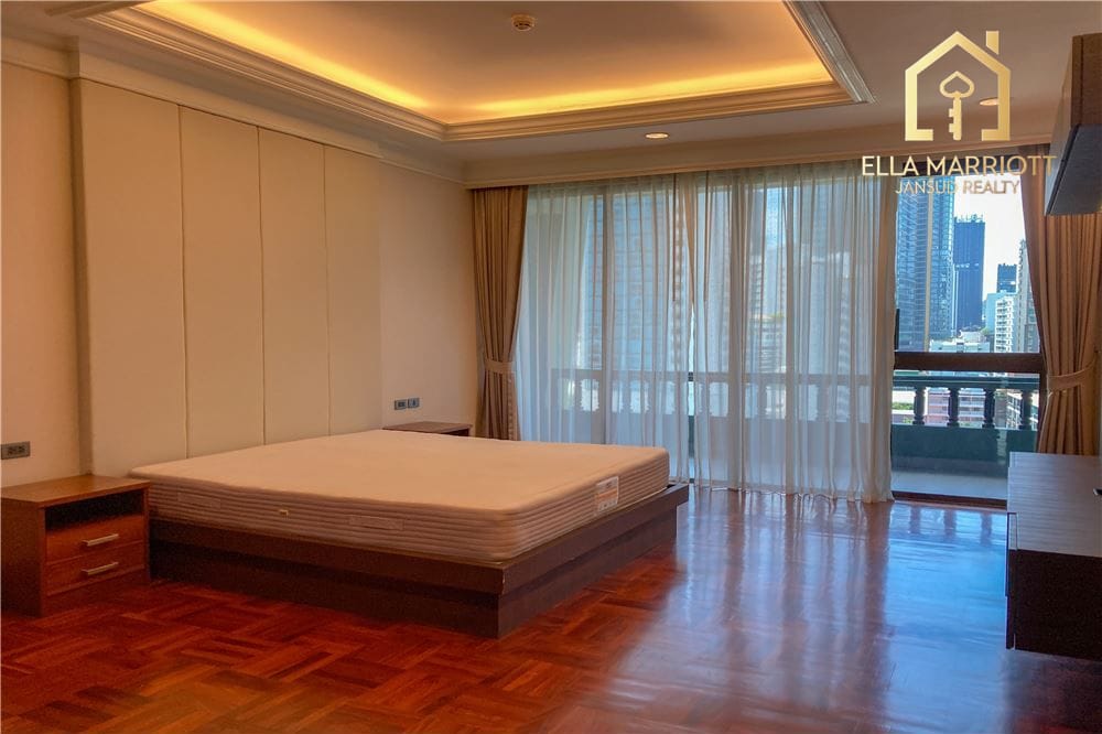 4 bed 4 baht for rent duplex style BTS Ploenchit 23