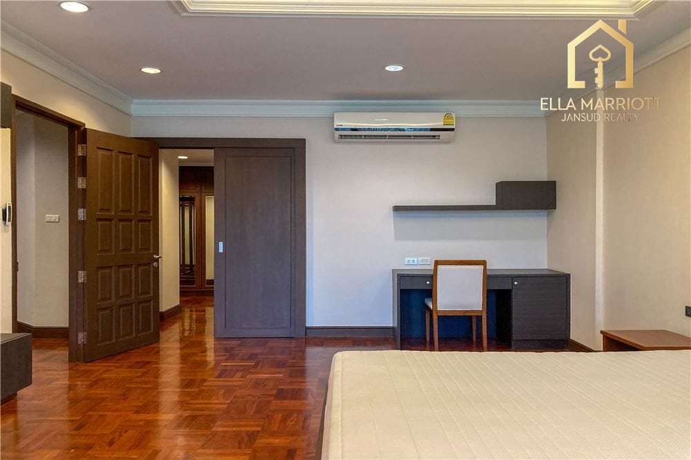 4 bed 4 baht for rent duplex style BTS Ploenchit 25