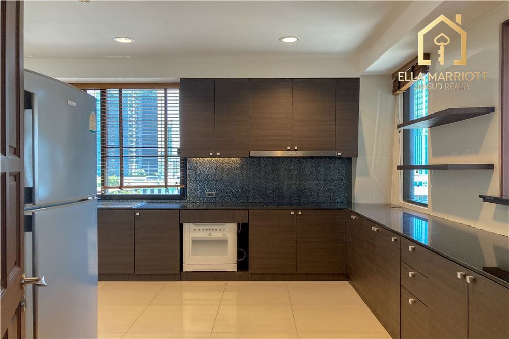 4 bed 4 baht for rent duplex style BTS Ploenchit 26