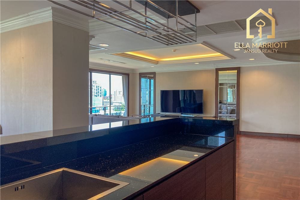 4 bed 4 baht for rent duplex style BTS Ploenchit 27