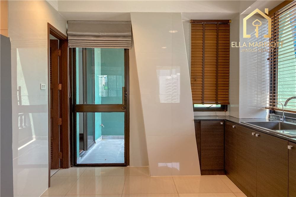 4 bed 4 baht for rent duplex style BTS Ploenchit 28