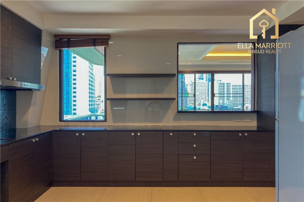 4 bed 4 baht for rent duplex style BTS Ploenchit 29
