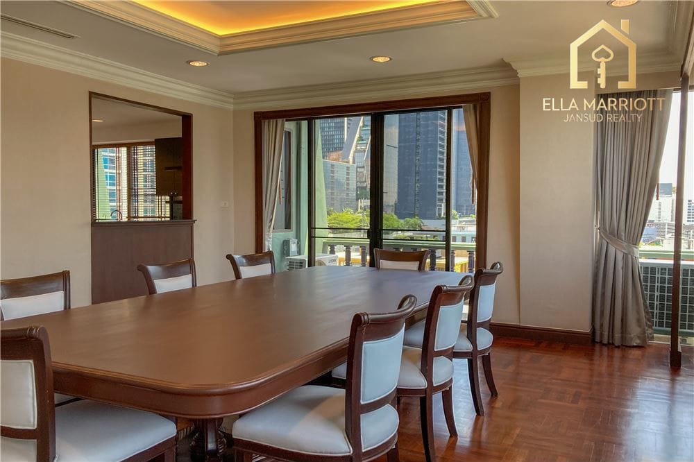 4 bed 4 baht for rent duplex style BTS Ploenchit 3