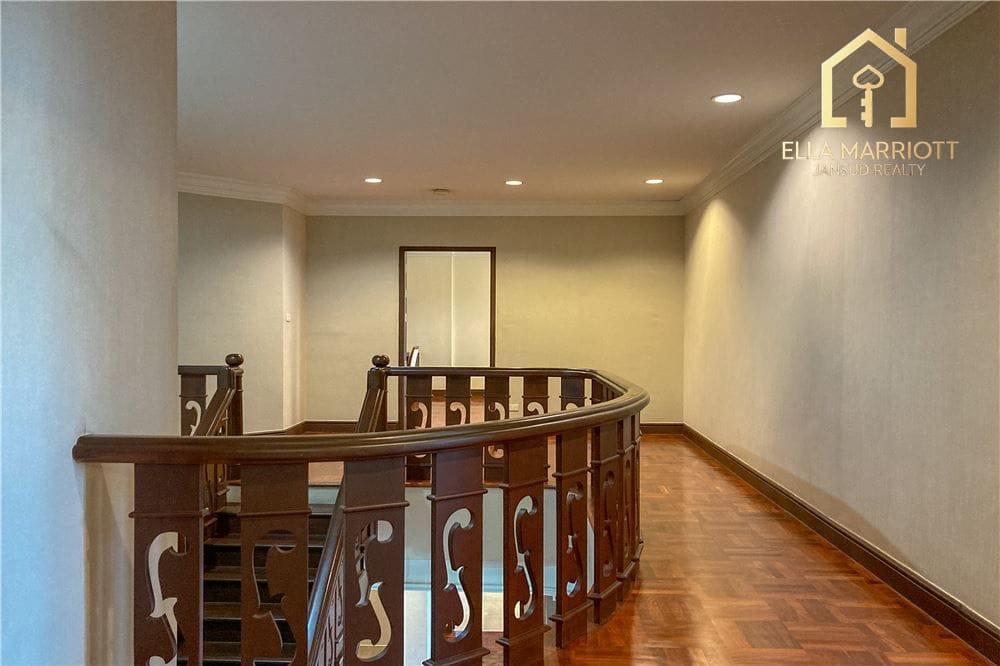 4 bed 4 baht for rent duplex style BTS Ploenchit 7