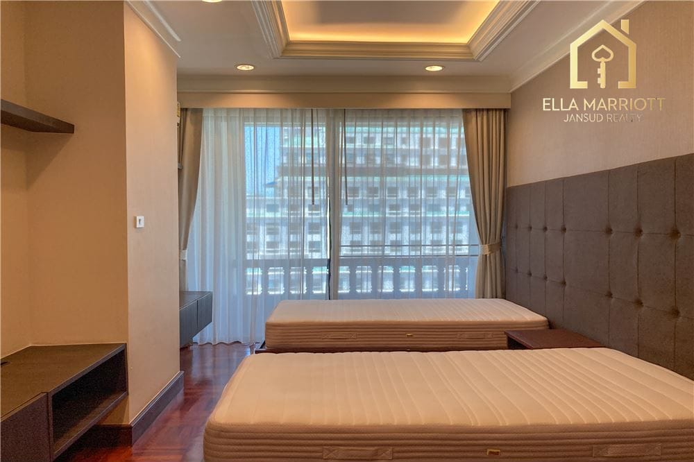 4 bed 4 baht for rent duplex style BTS Ploenchit 8
