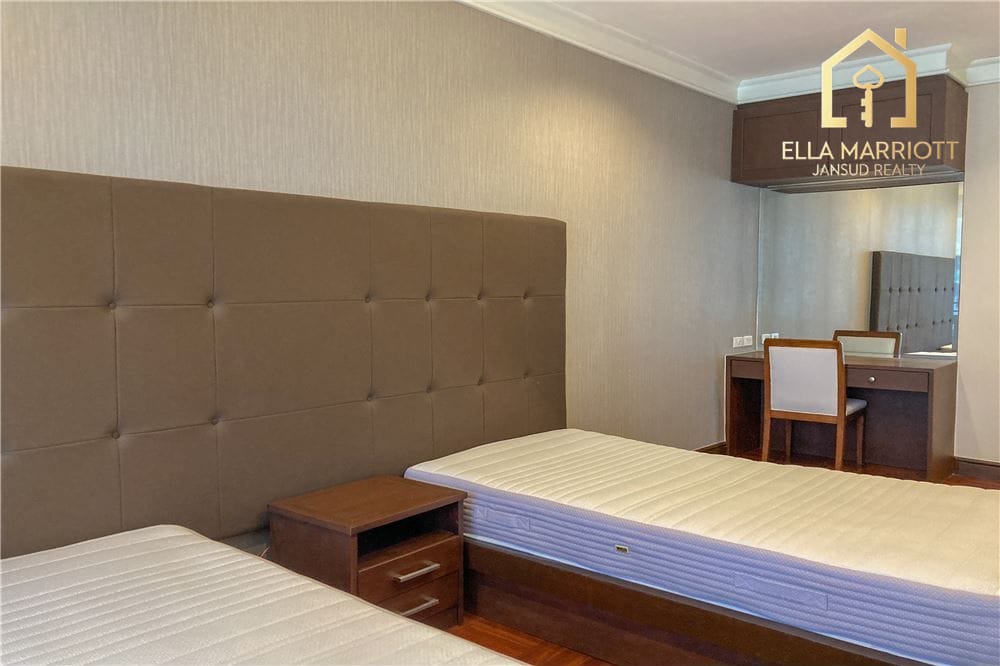 4 bed 4 baht for rent duplex style BTS Ploenchit 9
