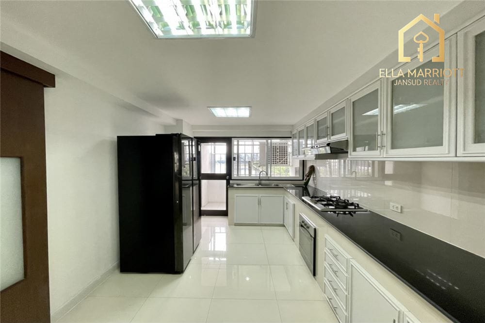 Renovierte 3-Zimmer-Eigentumswohnung mit Seeblick | 220m² | Haustierfreundlich | Nahe BTS Asoke 12
