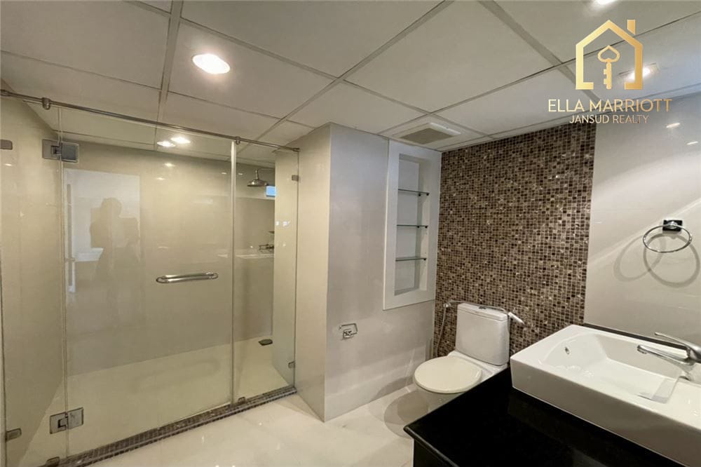 Renovierte 3-Zimmer-Eigentumswohnung mit Seeblick | 220m² | Haustierfreundlich | Nahe BTS Asoke 5
