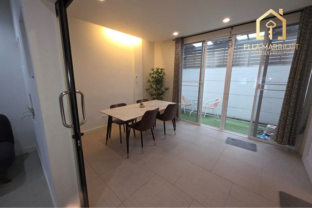 Pet-Friendly Townhouse for Rent with Rooftop in Sukhumvit 65 2