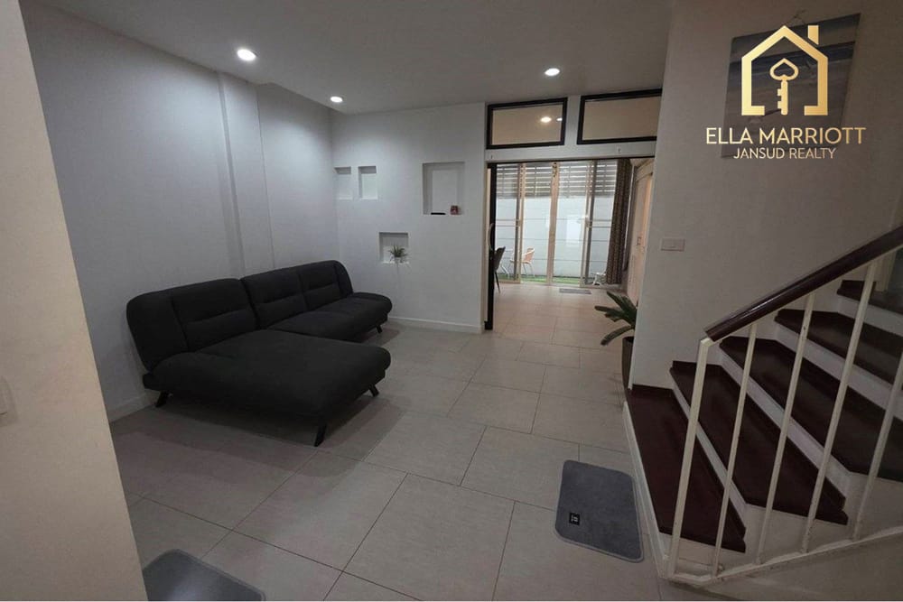 Pet-Friendly Townhouse for Rent with Rooftop in Sukhumvit 65 3