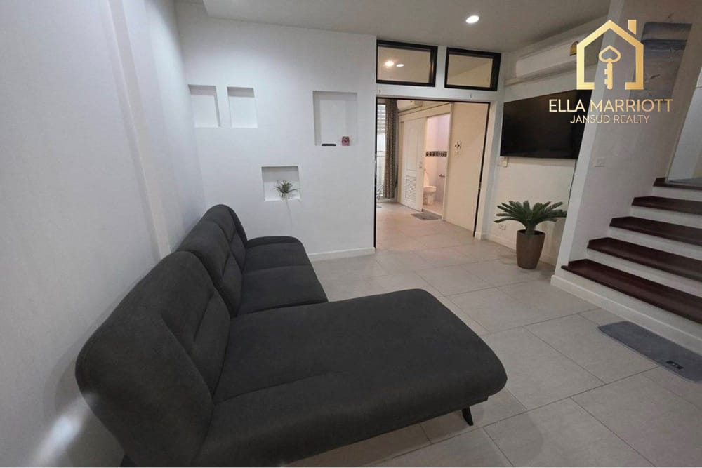 Pet-Friendly Townhouse for Rent with Rooftop in Sukhumvit 65 4