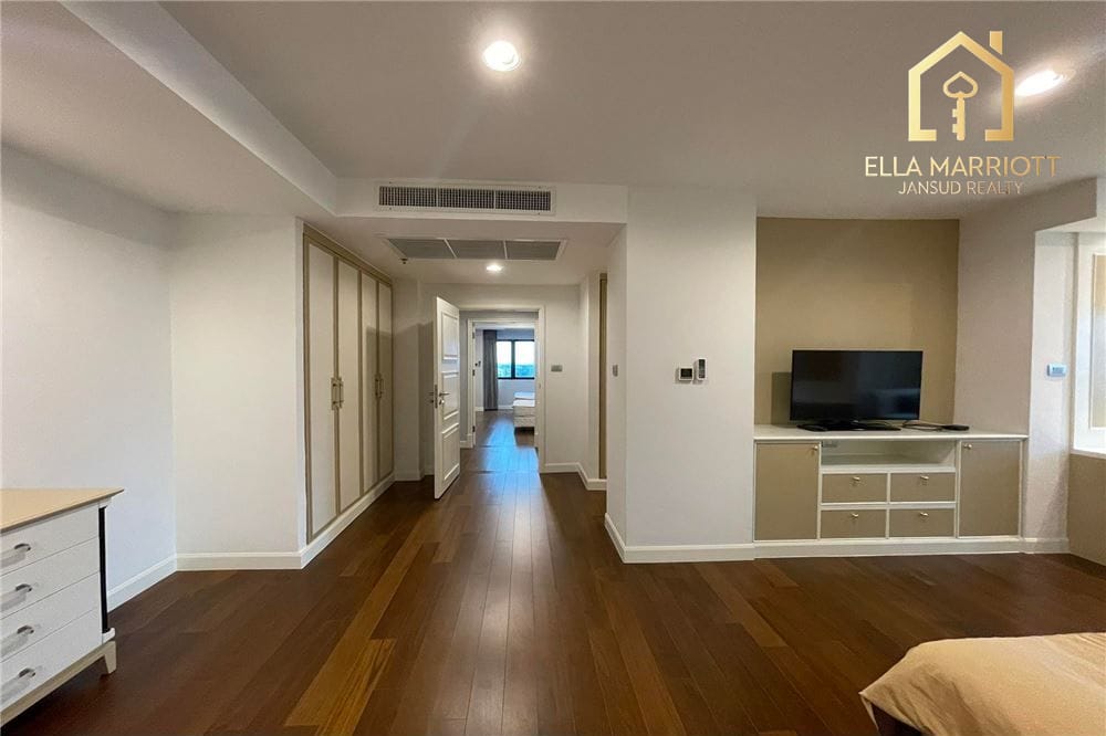 3 Bedrooms for Rent: Live in Luxury Near BTS Thonglor! 11
