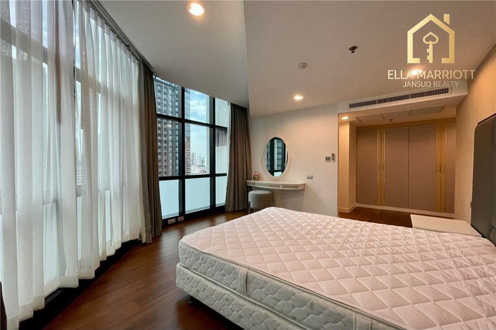 3 Bedrooms for Rent: Live in Luxury Near BTS Thonglor! 6
