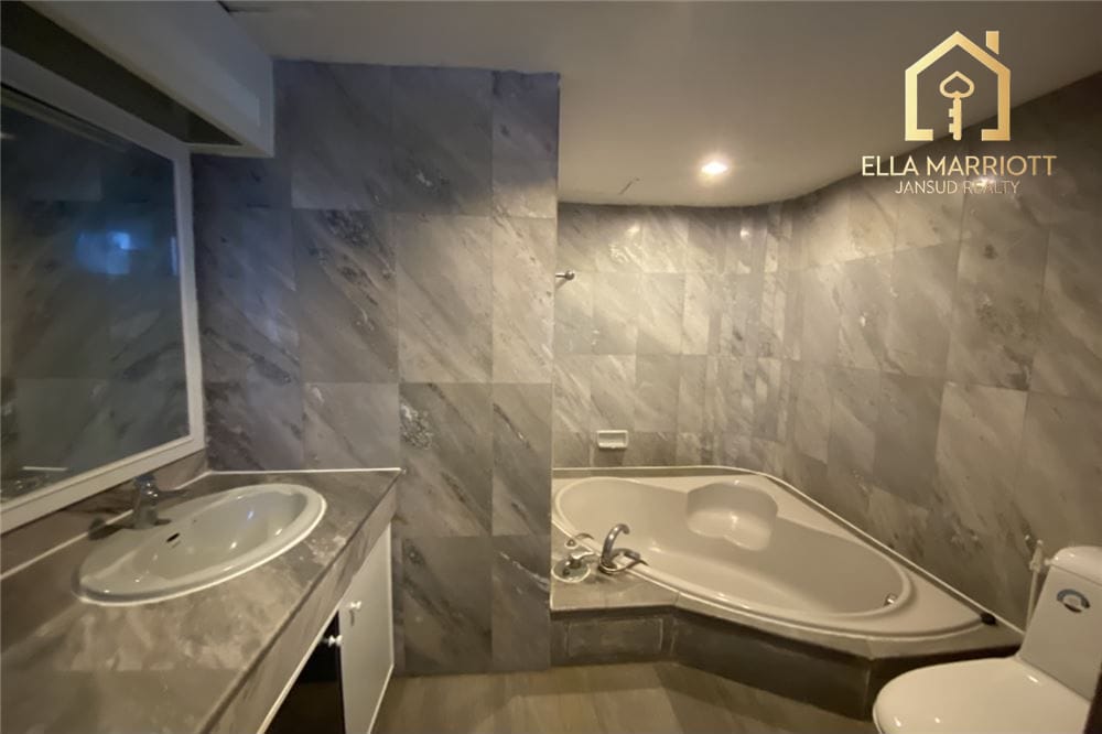 Rent 55K | 205sqm 2+1BR 2BA | Pet-Friendly (20kg+) | Free Shuttle BTS 10