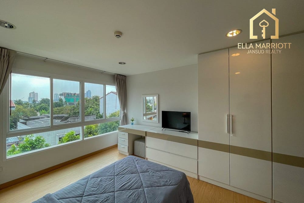 2BR 2BA Condo for Rent in Ekkamai - 120sqm, Dog Friendly, Equipped with Bathtub & Oven - $50K 9