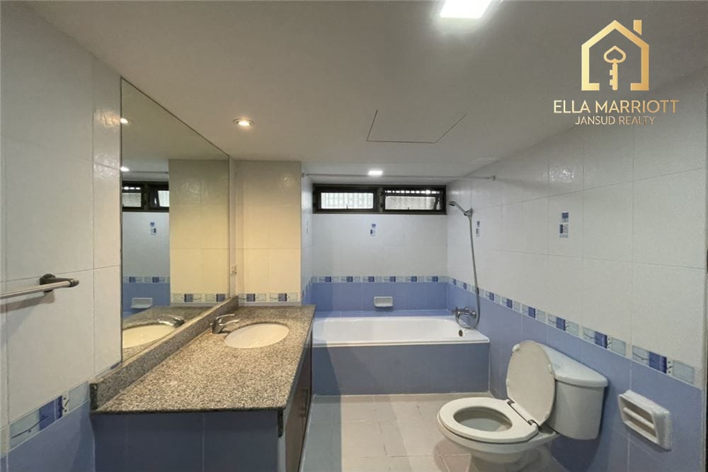 4BR Sky Villa for Rent in Phrom Phong | 330sqm | Pet-Friendly & Near BTS 15