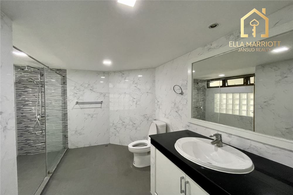 4BR Sky Villa for Rent in Phrom Phong | 330sqm | Pet-Friendly & Near BTS 16