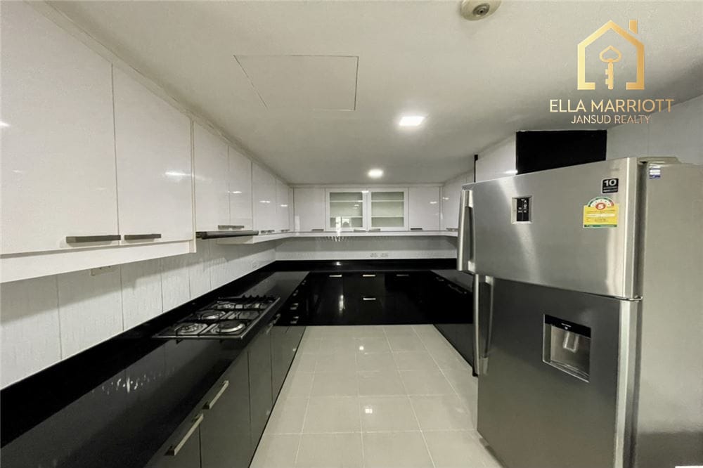 4BR Sky Villa for Rent in Phrom Phong | 330sqm | Pet-Friendly & Near BTS 6