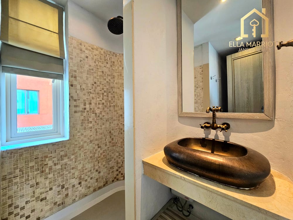 beachfront-4-bedroom-condo-for-sale-in-hua-hin-center-khao-takiab-with-247-security-emj67 4