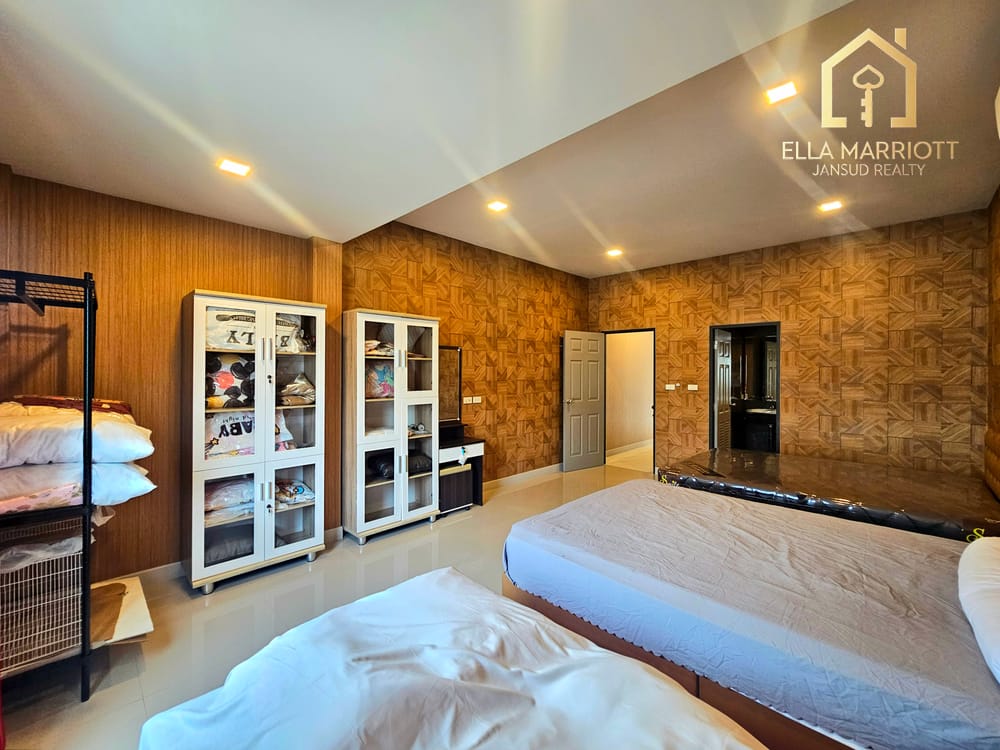 spacious-4-bedroom-villa-for-sale-in-hua-hin-88-102-pet-friendly-with-parking-emj72 4