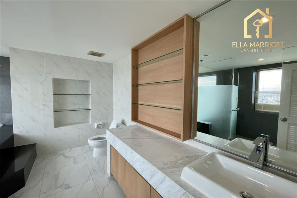 Luxury Penthouse in Bangkok's Heart for Rent 14