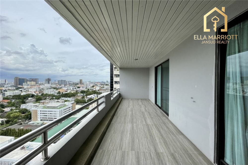 Luxury Penthouse in Bangkok's Heart for Rent 4