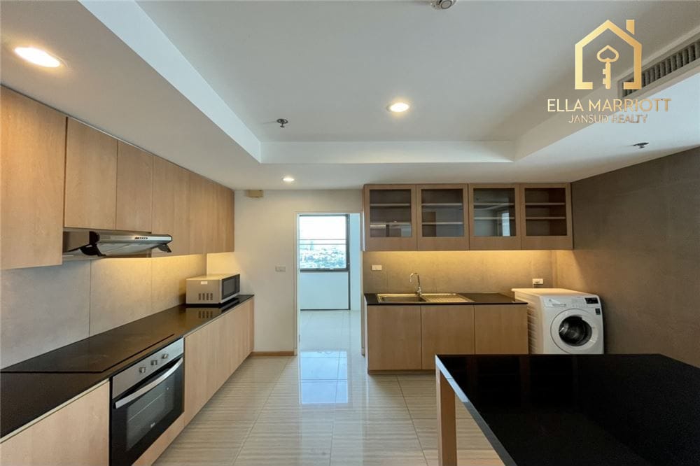 Luxury Penthouse in Bangkok's Heart for Rent 9