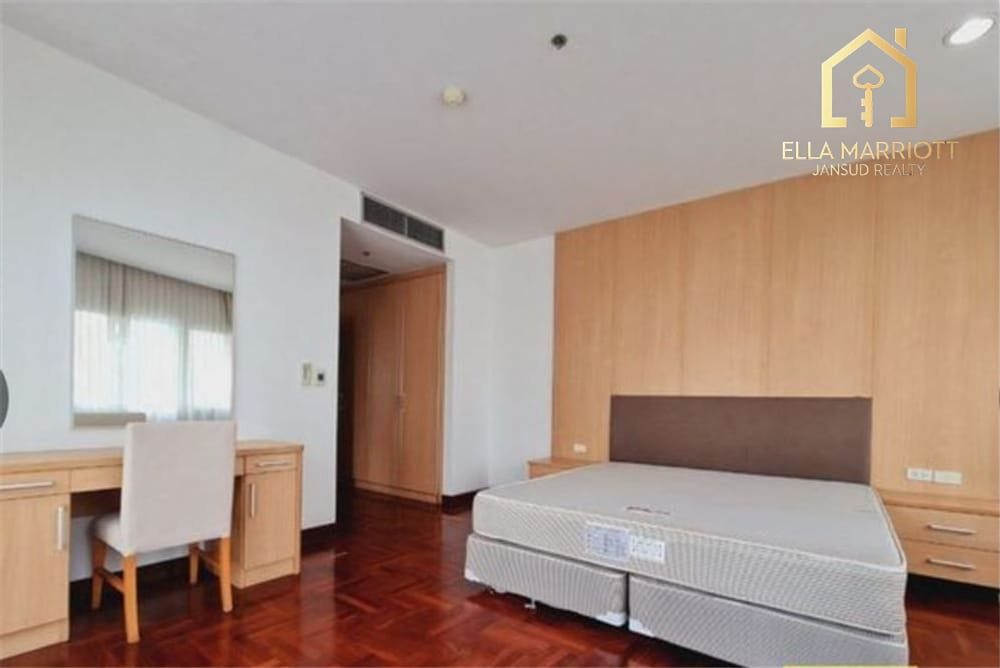 Modern and Spacious Luxury Condo in Central Bangkok 10