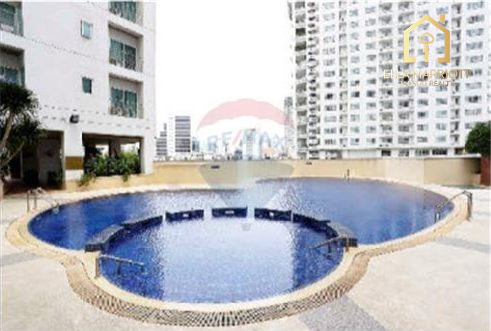 Modern and Spacious Luxury Condo in Central Bangkok 12