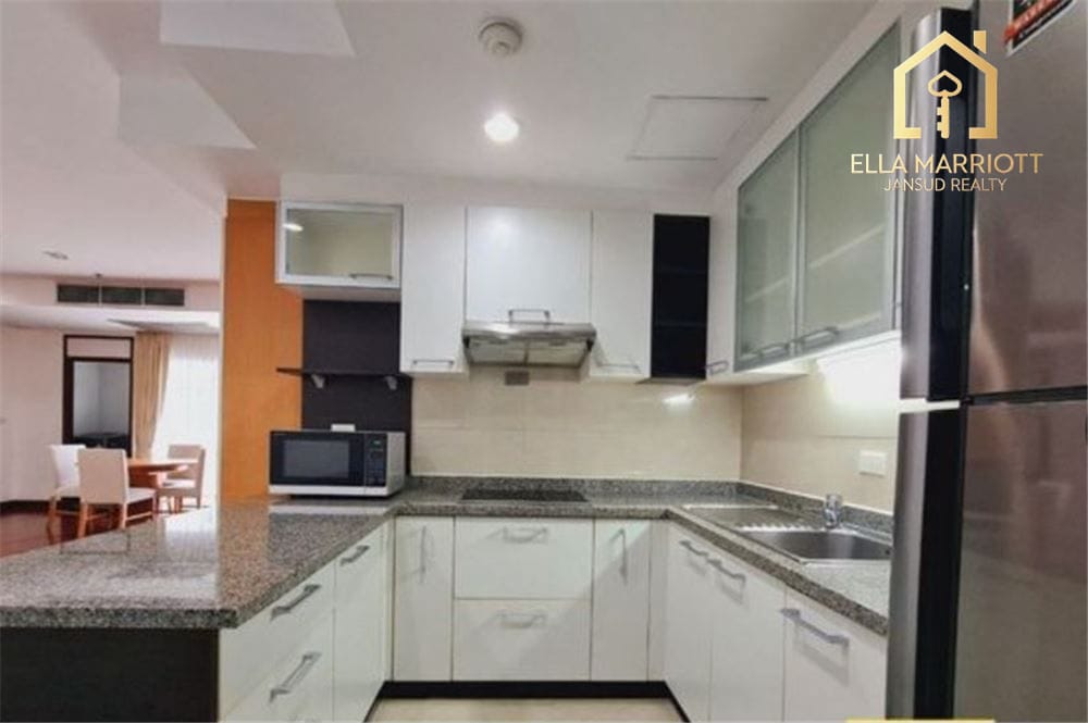 Modern and Spacious Luxury Condo in Central Bangkok 4