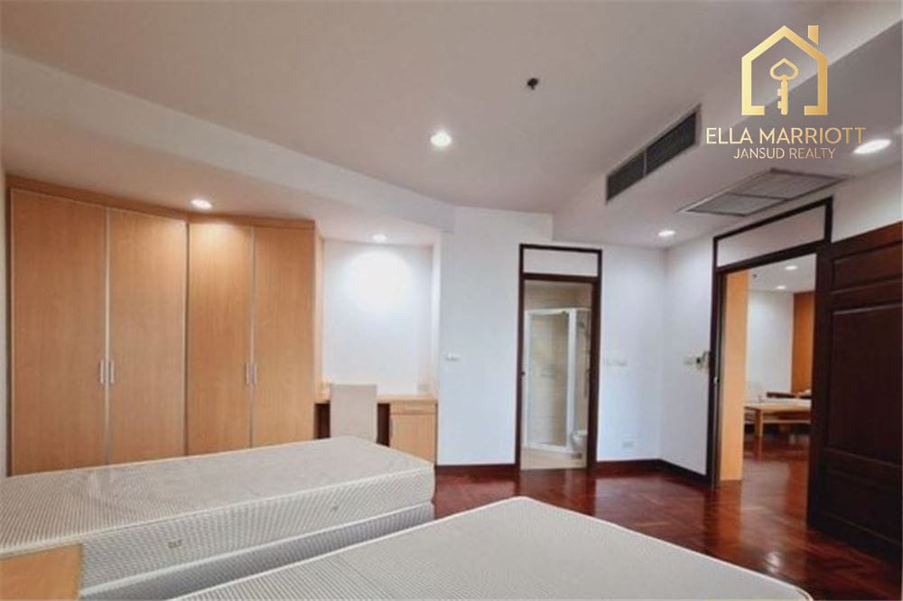 Modern and Spacious Luxury Condo in Central Bangkok 7