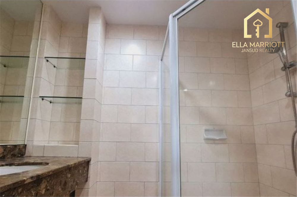 Modern and Spacious Luxury Condo in Central Bangkok 8