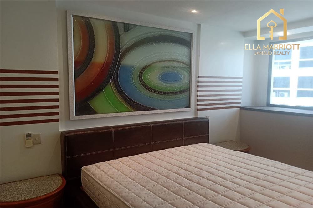 Pet-Friendly Condo in Sukhumvit 24, Phrom Pong - 13 Mins Walk to MRT Queen Sirikit 12