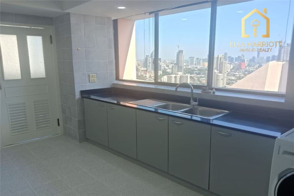 Pet-Friendly Condo in Sukhumvit 24, Phrom Pong - 13 Mins Walk to MRT Queen Sirikit 2