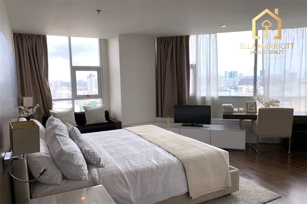 Luxury Sathon Condo: City Views & Prime Location 10