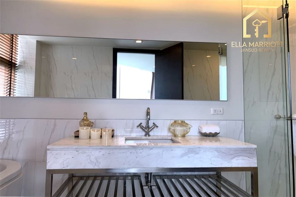Luxury Sathon Condo: City Views & Prime Location 14